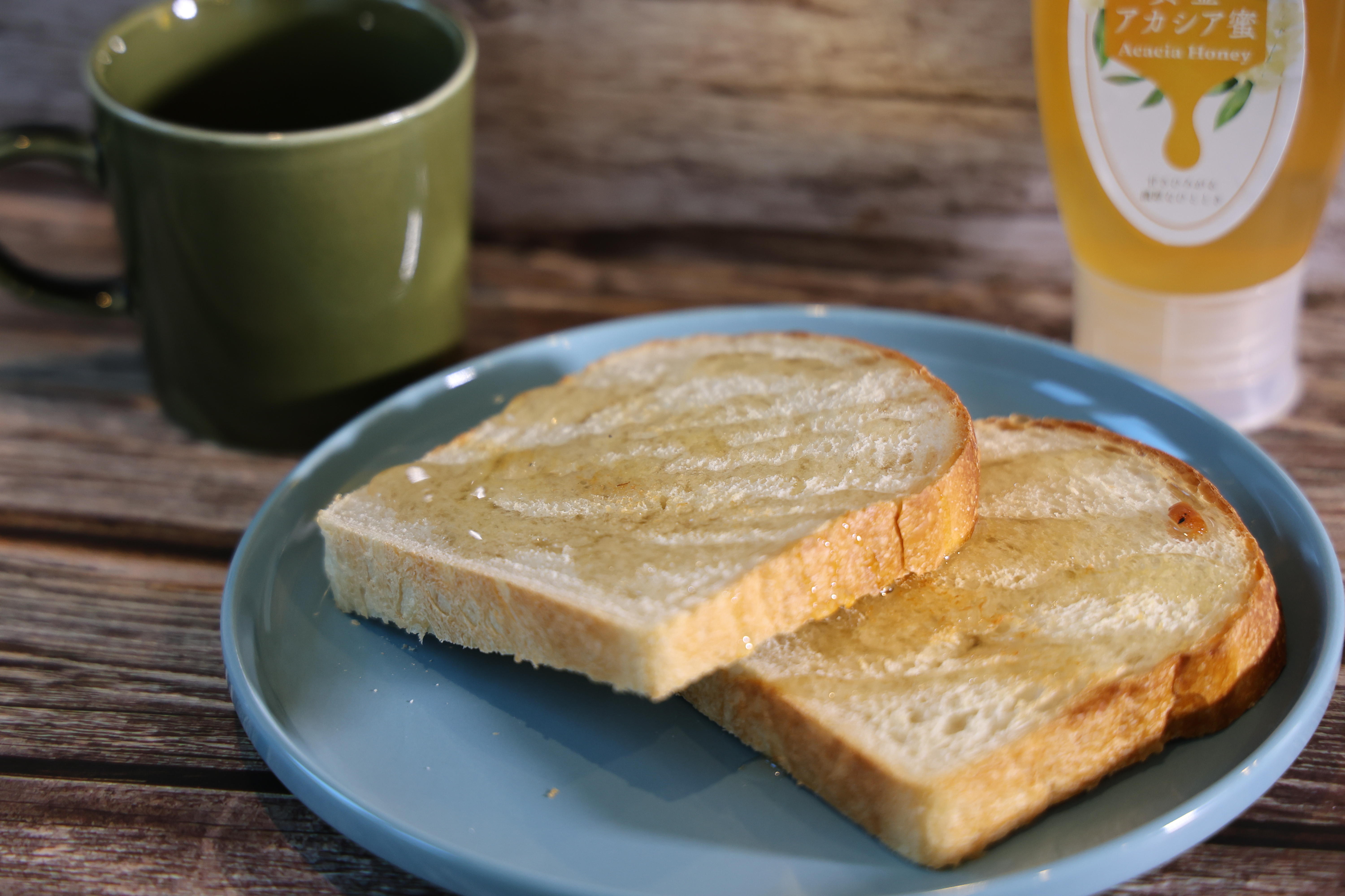 トーストに生はちみつをかけるシーン