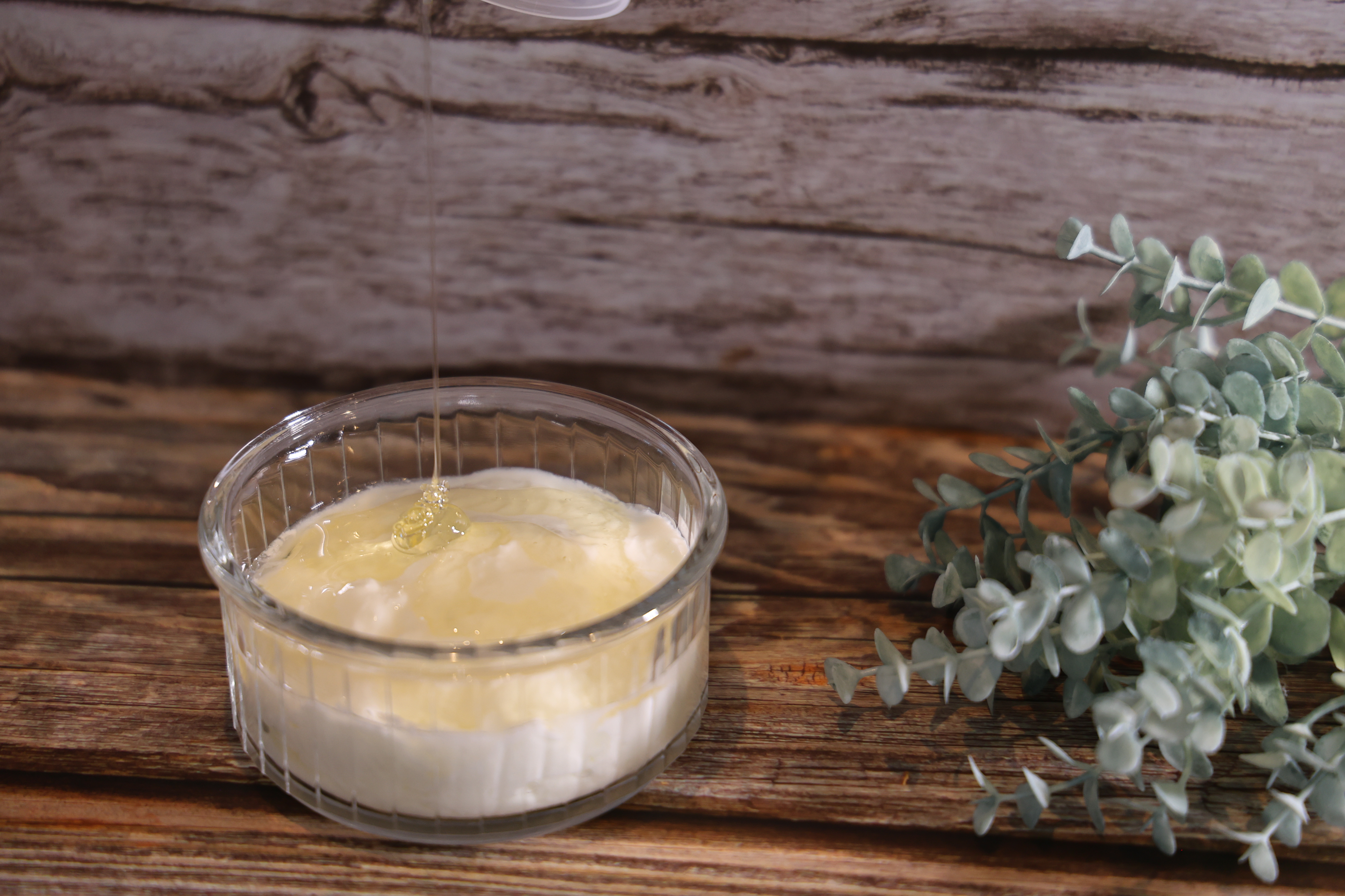 ヨーグルトに生はちみつをかけるシーン